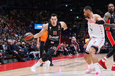 Kostas Sloukas (Olympiacos Piraeus) Basketbol Euroleague Şampiyonası 'nda Timothe Luwawu-Cabarrot (EA7 Emporio Armani Olimpia Milano) tarafından engellendi.