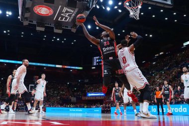 Tarık Black (Olympiacos Piraeus) Basketbol Euroleague Şampiyonası 'nda Brandon Davies (EA7 Emporio Armani Olimpia Milano) tarafından engellendi. 