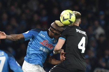 SSC Napoli 'den Victor Osimhen, SSC Napoli' den Gil Patriç ile Diego Armando Maradona Stadyumu 'nda SSC Napoli ve SS Lazio arasında oynanan karşılaşma için yarışıyor - Fotoğraf: Danilo Gemito / LiveMedi