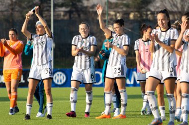 İtalya Coppa Italia Women maçında Juventus taraftarlarını selamlıyor - Sesto San Giovanni 'deki Ernesto Breda Stadyumu' nda Inter Internazionale ve Juventus FC - Fotoğraf: Nicolas Morassutt