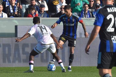 Marius Marin (Pisa) Jeremie Delphin Broh (Palermo) İtalyan futbolu serisi B maçında AC Pisa vs Palermo FC, Pisa, İtalya 'da Arena Garibaldi, Mart 04, 2023 - Fotoğraf: Gabriele Masott