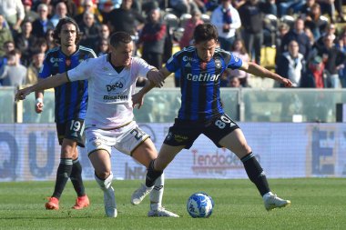 Olimpiu Morutan (Pisa) Valerio Verre (Palermo) İtalya 'nın Pisa şehrindeki Arena Garibaldi' de oynanan AC Pisa vs Palermo FC maçında, 4 Mart 2023 - Fotoğraf: Gabriele Masott