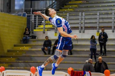 Yuri Romano, İtalya Süper Lig Voleybol Şampiyonası sırasında İtalya 'nın başkenti Cisterna' daki Palasport 'ta (Benzin Satış Bluenergy Piacenza) voleybol Turnuvası' nda (Gaz Satışı Bluenergy Piacenza) hizmet vermektedir.