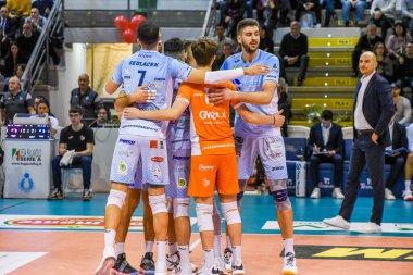 (Top Volley Cisterna) İtalyan Serie A Erkekler Süper Ligi Şampiyonası sırasında Top Volley Cisterna, Cisterna, İtalya 'daki Palasport' ta Gaz Satış Blues Piacenza 'ya karşı, Mart 04, 2023 - Fotoğraf: Bianca Simonett