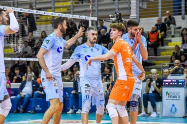 (Top Volley Cisterna) İtalyan Serie A Erkekler Süper Ligi Şampiyonası sırasında Top Volley Cisterna, Cisterna, İtalya 'daki Palasport' ta Gaz Satış Blues Piacenza 'ya karşı, Mart 04, 2023 - Fotoğraf: Bianca Simonett