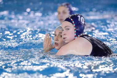 Alice Emily Williams (Ekipe Orizzonte) ve Agnese Cocchiere (SIS Roma) İtalyan Kadınlar Coppa Italia sutopu karşılaşmasında yarı final - SIS Roman vs Ekipe Orizzonte at the Polo Acquatico Frecciarossa, Roma, İtalya - Fotoğraf: Luigi Maria Maria