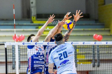 (Top Volley Cisterna) İtalyan Serie A Erkekler Süper Ligi Şampiyonası sırasında Top Volley Cisterna, Cisterna, İtalya 'daki Palasport' ta Gaz Satış Blues Piacenza 'ya karşı, Mart 04, 2023 - Fotoğraf: Bianca Simonett