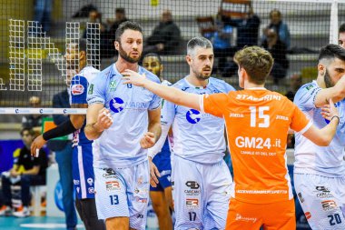(Top Volley Cisterna) İtalyan Serie A Erkekler Süper Ligi Şampiyonası sırasında Top Volley Cisterna, Cisterna, İtalya 'daki Palasport' ta Gaz Satış Blues Piacenza 'ya karşı, Mart 04, 2023 - Fotoğraf: Bianca Simonett
