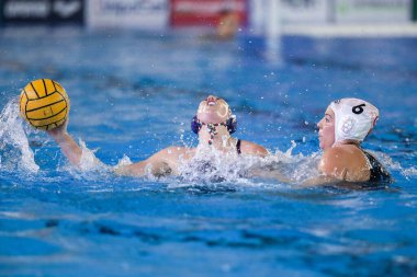 Bronte Riley Halligan (Ekipe Orizzonte) ve Chiara Ranalli (SIS Roma) İtalyan Kadınlar Coppa Italia sutopu karşılaşmasında yarı final - SIS Roman vs Ekipe Orizzonte at the Polo Acquatico Frecciarossa, Rome, İtalya, 2004, 2023 - Fotoğraf: Luigi Maria