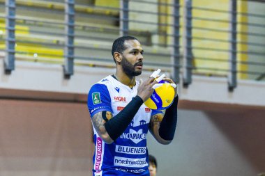 İtalyan Serie A Erkekler Süper Ligi Şampiyonası sırasında Yoandy Leal (Gaz Satışı Bluenergy Piacenza) İtalya 'nın Cisterna kentindeki Palasport' ta En İyi Volley Cisterna vs Bluenergy Piacenza 'ya karşı.