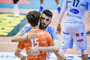 (Top Volley Cisterna) İtalyan Serie A Erkekler Süper Ligi Şampiyonası sırasında Top Volley Cisterna, Cisterna, İtalya 'daki Palasport' ta Gaz Satış Blues Piacenza 'ya karşı, Mart 04, 2023 - Fotoğraf: Bianca Simonett