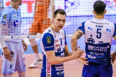 (Voleybol İtalya Serie A Erkekler Süper Ligi Şampiyonası sırasında Benzin Satışı Bluenergy Piacenza 'ya karşı Cisterna, İtalya' daki Palasport 'ta, 4 Mart 2023 - Fotoğraf: Bianca Simonett