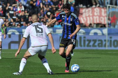 İtalya 'nın Pisa kentindeki Arena Garibaldi' de oynanan İtalya Serie B maçı sırasında Ivan Marconi (Palermo) tarafından engellenen Stefano Moreo (Pisa) - Fotoğraf: Gabriele Masott