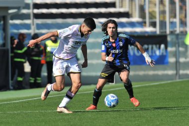 Giuseppe Aurelio (Palermo) İtalya 'nın Pisa kentinde oynanan AC Pisa vs Palermo FC maçında Tomas Esteves (Pisa) tarafından engellendi.