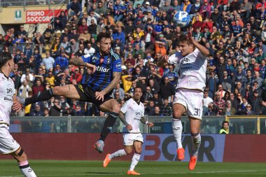 İtalyan futbol takımı Serie B maçında Ettore Gliozzi (Pisa) ve Mateju Ales (Palermo) tarafından Pisa, İtalya 'daki Arena Garibaldi' de oynanan AC Pisa vs Palermo FC maçında, 4 Mart 2023 - Fotoğraf: Gabriele Masott