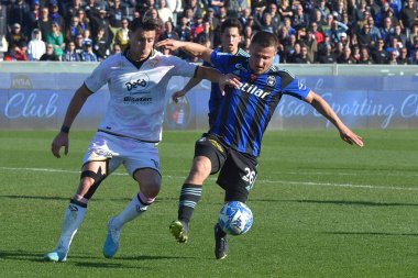 Gaetano Masucci (Pisa) İtalya 'nın Pisa kentinde oynanan AC-Pisa maçında Ionut Nedelcearu (Palermo) tarafından engellendi.