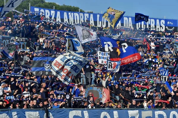 イタリアのサッカーセリエB中のピサのファンは ピサのアリーナガリバルディでAcピサ対パレルモFcと一致します — ストック写真