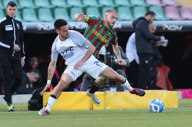 Mattia Viviani (Benevento) İtalya 'nın Terni kentindeki Libero Liberati Stadyumu' nda Ternana Calcio-Benevento Calcio maçında Antonio Palumbo (Ternana) 'ya karşı.
