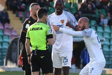 Pasquale Schiattarella (Benevento) İtalya 'nın Ternana Calcio-Benevento Calcio maçında hakem ile konuşuyor Terni, İtalya' daki Libero Liberati stadyumunda, 5 Mart 2023 - Fotoğraf: Luca Marchett