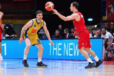 Kevin Pangos (EA7 Emporio Armani Olimpia Milano), İtalya Basketbol Şampiyonası EA7 Emporio Armani Milano ile Givova Scafati arasında İtalya 'nın Milano şehrinde düzenlenen Mediolanum Forum' da yapılan maçında Riccardo Rossato (Givova Scafati) tarafından engellendi.