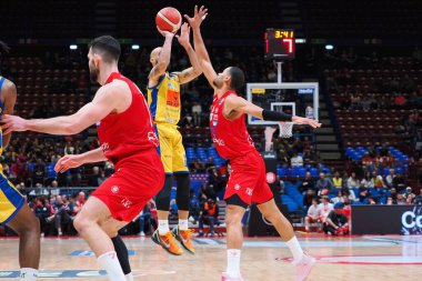 David Logan (Givova Scafati) Tw Timothe Luwawu-Cabarrot (EA7 Emporio Armani Olimpia Milano) İtalyan Basketbol Şampiyonası EA7 Emporio Armani Milano Givova Scafati 'ye karşı Milano, İtalya' daki Mediolanum Forum, 05 Mart 2023: