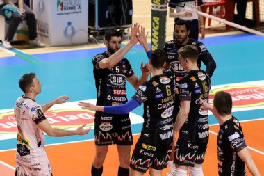 Sör Perugia 'nın sevinci. İtalya Süper Lig Voleybol Şampiyonası sırasında Gioiella Prisma Taranto, İtalya 'daki PalaMazzola' da Sir Safety Susa Perugia 'ya karşı, 5 Mart 2023 - Fotoğraf: Giuseppe Lev