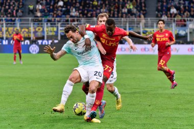 Hakan Calhanoğlu (FC Inter) ve Assan Ceesay (ABD Lecce) İtalya futbolu sırasında Serie A - FC Internazionale ABD Lecce 'ye karşı Milano, İtalya' daki San Siro stadyumu, 05 Mart 2023 - Fotoğraf: Emmanuele Mastrodonat