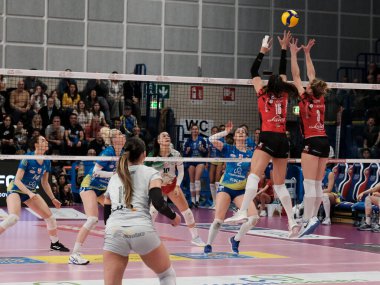 Serie A maçında Katerina Zakchaiou ve Carli Lloyd Villafranca Piemonte 'de Wash4green Pinerolo - E-Work Busto Arsizio (To) maçı sırasında, 5 Mart 2022' de İtalyan Serie A1 Kadınlar Wash4Green Pinerolo - e-work Busto Arsizio maçında