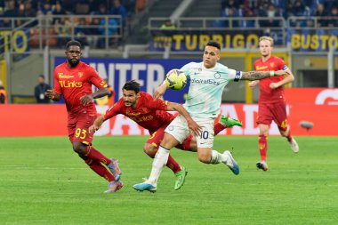 İtalya futbolu Serie A maçında Lautaro Marinez (FC Inter) ve Alessandro Tuia (ABD Lecce) - FC Internazionale ABD Lecce 'ye karşı Milano, İtalya' daki San Siro Stadyumu, 05 Mart 2023 - Fotoğraf: Emmanuele Mastrodonat