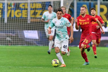 Mattia Zanotti (FC Inter) ve Alexis Blin (US Lecce) İtalyan futbolu Serie A maçı sırasında - FC Internazionale ABD Lecce 'ye karşı Milano, İtalya' daki San Siro stadyumunda, 05 Mart 2023 - Fotoğraf: Emmanuele Mastrodonat