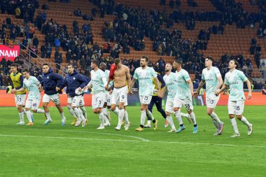 FC Inter, İtalya 'nın Milano şehrindeki San Siro Stadyumu' nda oynanan FC Internazionale maçında kazandığı zaferi kutluyor.