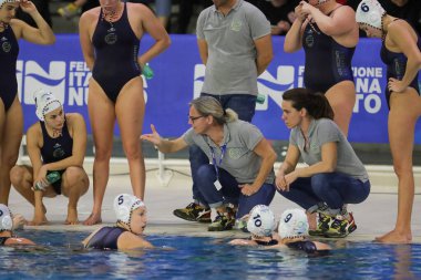 İtalyan Kadınlar Coppa Italya sutopu karşılaşmasında Ekipe Orizzonte mola aldı. 1 / 2. sırada - Gezpe Orizzonte, Polo Acquatico Frecciarossa 'da Plebiscito Padova' ya karşı - Fotoğraf: Luigi Marian
