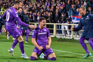 Luka Joviç (ACF Fiorentina), İtalya 'nın Floransa kentindeki Artemio Franchi Stadyumu' nda oynanan ACF Fiorentina-AC Milan maçında attığı golü kutluyor.