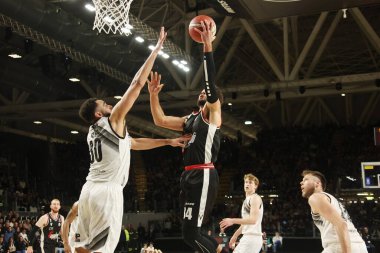 Kyle Weems (Segafredo Virtus Bologna) Tyler Cain (Derthona Tortona) tarafından LBA İtalya Basketbol Şampiyonası 'nda Segafredo Virtus Bologna - Bertram Yachts Derthona Tortona - Bologna, İtalya, 05 Mart 2023 Segafredo Arena - Pho