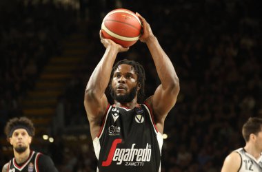 Semi Ojeleye (Segafredo Virtus Bologna), Segafredo Arena 'da oynanan LBA İtalya Basketbol Şampiyonası maçında serbest atış yaptı: Segafredo Virtus Bologna - Bertram Yachts Derthona Tortona - Bologna, İtalya, 05 Mart 2023 - 