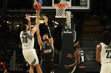 Tyler Cain (Derthona Tortona) Kyle Weems (Segafredo Virtus Bologna) tarafından LBA İtalya Basketbol Şampiyonası maçında engellendi: Segafredo Virtus Bologna - Bertram Yachts Derthona Tortona - Bologna, İtalya, 05 Mart 2023 - Pho