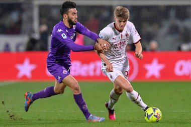 Charles De Ketelaere (AC Milan) ve Nicolas Gonzalez (ACF Fiorentina) İtalya 'nın başkenti Floransa' daki Artemio Franchi Stadyumu 'nda ACF Fiorentina ile AC Milan maçında, 4 Mart 2023 - Fotoğraf: Lisa Guglielm