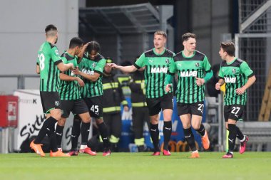 ABD 'li Sassuolo Calcio' dan Armand Lauriente, 6 Mart 2023 'te İtalya' nın Reggio Emilia kentinde Mapei Stadyumu-Citta del Tricolore 'da ABD' li Sassuolo Calcio ve ABD 'li Cremonese arasında oynanan Serie A maçında takım arkadaşlarıyla yaptığı golü kutluyor. - Credi.