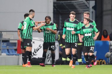 ABD 'li Sassuolo Calcio' dan Armand Lauriente, 6 Mart 2023 'te İtalya' nın Reggio Emilia kentinde Mapei Stadyumu-Citta del Tricolore 'da ABD' li Sassuolo Calcio ve ABD 'li Cremonese arasında oynanan Serie A maçında takım arkadaşlarıyla yaptığı golü kutluyor. - Credi.