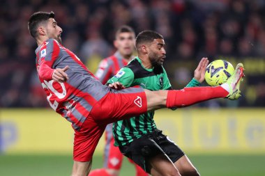 ABD 'li Gregoire Defrel Sassuolo Calcio, 6 Mart 2023 tarihinde İtalya' nın Reggio Emilia kentinde Mapei Stadyumu-Citta del Tricolore 'da ABD' li Sassuolo Calcio ve ABD 'li Cremonese arasında oynanan Serie A karşılaşmasında ABD' li Marco Benassi ile top mücadelesi yapmaktadır.. -