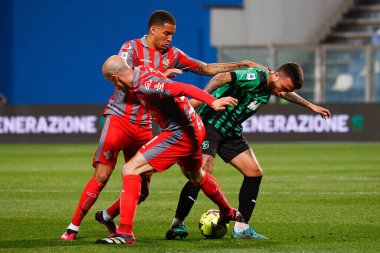 Matheus Henrique (Sassuolo) ve Charles Pickel (Cremonese) İtalya 'nın başkenti Reggio Emilia' daki MAPEI Stadyumu 'nda oynanan Amerikan Sassuolo vs US Cremonese maçı sırasında, 06 Mart 2023 - Fotoğraf: Luca Dilibert