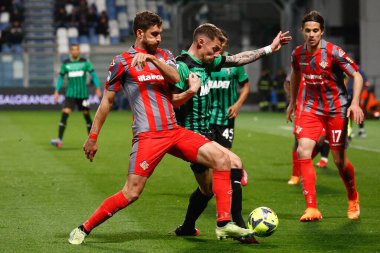 Matteo Bianchetti (Cremonese) ve Andrea Pinamonti (Sassuolo) İtalya 'nın başkenti Reggio Emilia' da oynanan maçta Amerikan Sassuolo 'ya karşı ABD Cremonese maçı, 06 Mart 2023 - Fotoğraf: Luca Dilibert