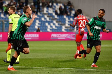 Davide Frattesi (Sassuolo) İtalya 'nın Reggio Emilia kentindeki MAPEI Stadyumu' nda oynanan Amerikan Sassuolo-ABD Cremonese maçında 2-0 'lık gol attıktan sonra kutlama yapıyor.