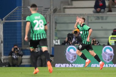 ABD 'li Davide Frattesi Sassuolo Calcio, 6 Mart 2023 tarihinde İtalya' nın Reggio Emilia kentinde Mapei Stadyumu-Citta del Tricolore 'da ABD' li Sassuolo Calcio ve ABD Cremonese arasında oynanan Serie A maçında gol attıktan sonra bunu kutluyor. - Fotoğraf: Luca Amedeo Bizzar