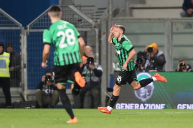 ABD 'li Davide Frattesi Sassuolo Calcio, 6 Mart 2023 tarihinde İtalya' nın Reggio Emilia kentinde Mapei Stadyumu-Citta del Tricolore 'da ABD' li Sassuolo Calcio ve ABD Cremonese arasında oynanan Serie A maçında gol attıktan sonra bunu kutluyor. - Fotoğraf: Luca Amedeo Bizzar