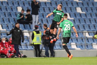 ABD 'li Davide Frattesi Sassuolo Calcio, 6 Mart 2023 tarihinde İtalya' nın Reggio Emilia kentinde Mapei Stadyumu-Citta del Tricolore 'da ABD' li Sassuolo Calcio ve ABD Cremonese arasında oynanan Serie A maçında gol attıktan sonra bunu kutluyor. - Fotoğraf: Luca Amedeo Bizzar