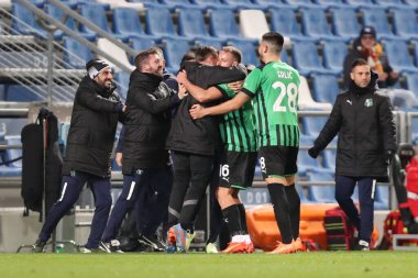 ABD 'li Davide Frattesi, 6 Mart 2023' te İtalya 'nın Reggio Emilia kentinde Mapei Stadyumu-Citta del Tricolore' da ABD 'li Sassuolo Calcio ve ABD' li Cremonese arasında oynanan Serie A maçında takım arkadaşlarıyla yaptığı golü kutluyor. - Kredi.