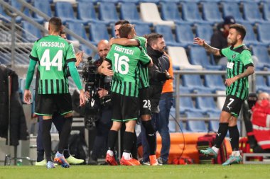 ABD 'li Davide Frattesi, 6 Mart 2023' te İtalya 'nın Reggio Emilia kentinde Mapei Stadyumu-Citta del Tricolore' da ABD 'li Sassuolo Calcio ve ABD' li Cremonese arasında oynanan Serie A maçında takım arkadaşlarıyla yaptığı golü kutluyor. - Kredi.