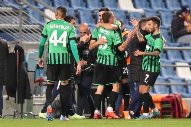 ABD 'li Davide Frattesi, 6 Mart 2023' te İtalya 'nın Reggio Emilia kentinde Mapei Stadyumu-Citta del Tricolore' da ABD 'li Sassuolo Calcio ve ABD' li Cremonese arasında oynanan Serie A maçında takım arkadaşlarıyla yaptığı golü kutluyor. - Kredi.