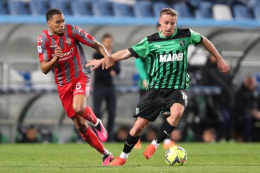 ABD 'li Davide Frattesi Sassuolo Calcio, 6 Mart 2023 tarihinde İtalya' nın Reggio Emilia kentinde, Mapei Stadyumu-Citta del Tricolore 'da ABD' li Sassuolo Calcio ve ABD 'li Cremonese arasında oynanan Serie A karşılaşmasında, Cremonese takımından Charles Pickel ile top mücadelesinde yer almaktadır.. 
